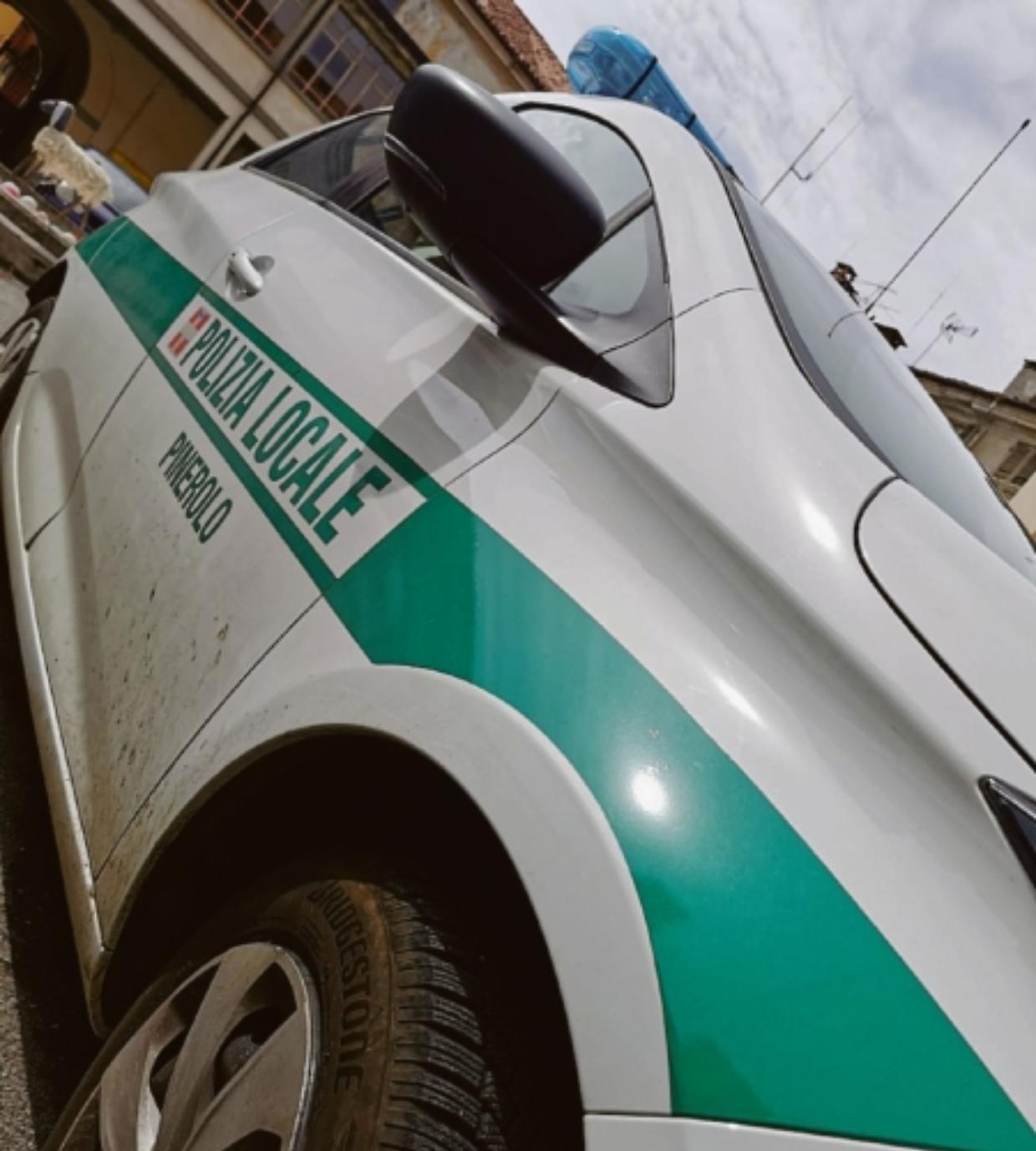 Borseggiatore bloccato dai vigili nel parcheggio, caccia al complice