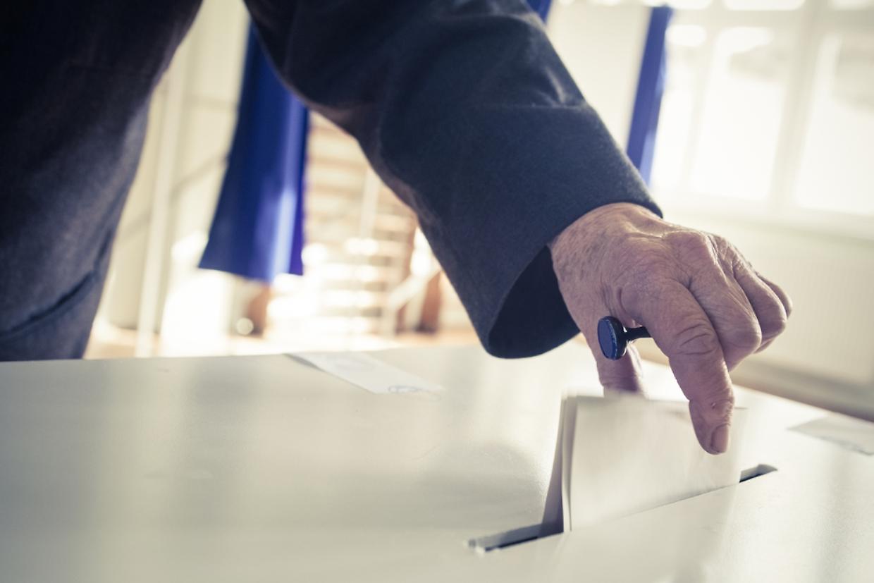 Voting hand voto elezioni votazione referendum