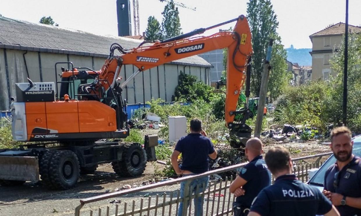 Il blitz della polizia e le ruspe nell'ex Gondrand