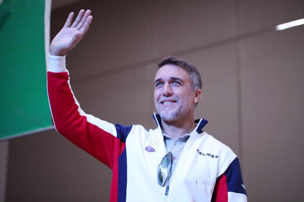 Gabriel Batistuta, Luis Figo, Roberto Baggio power up football event in southwest China's Chendu