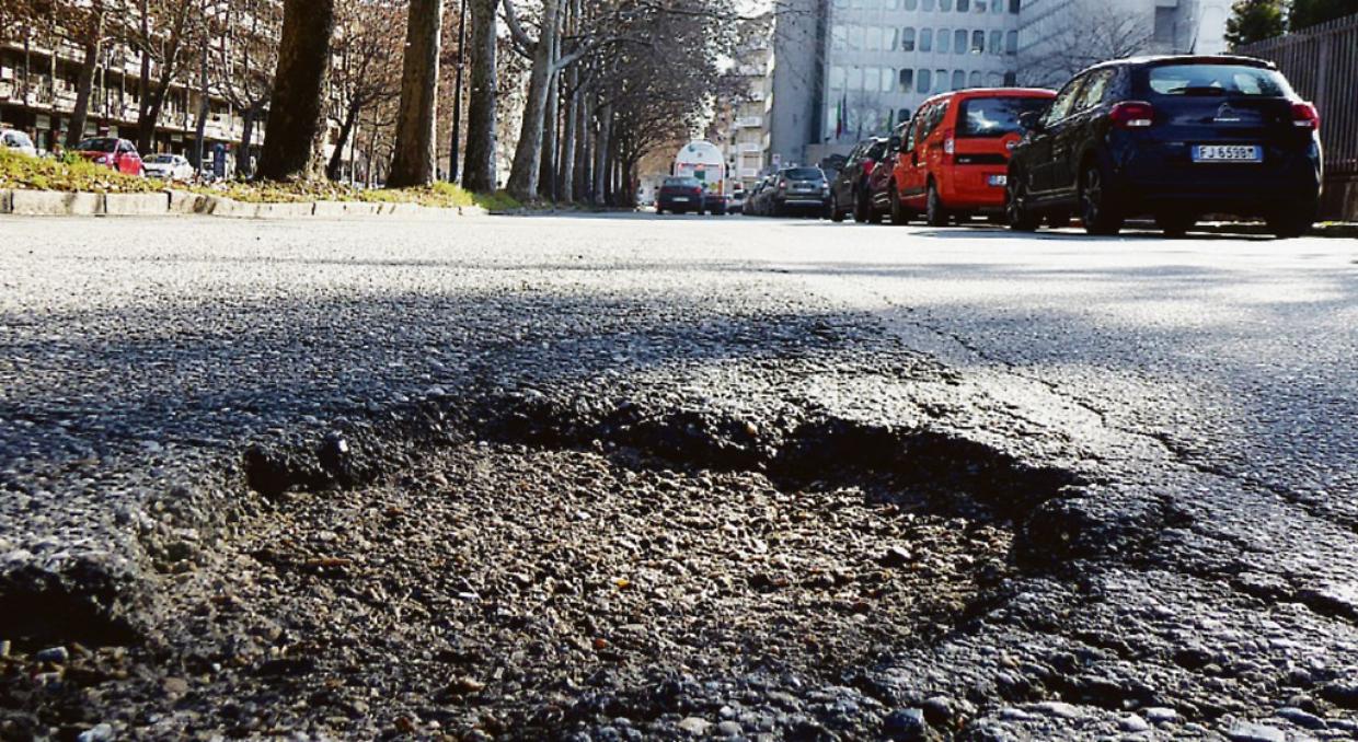 Per tappare le buche in strada adesso il Comune usa i satelliti