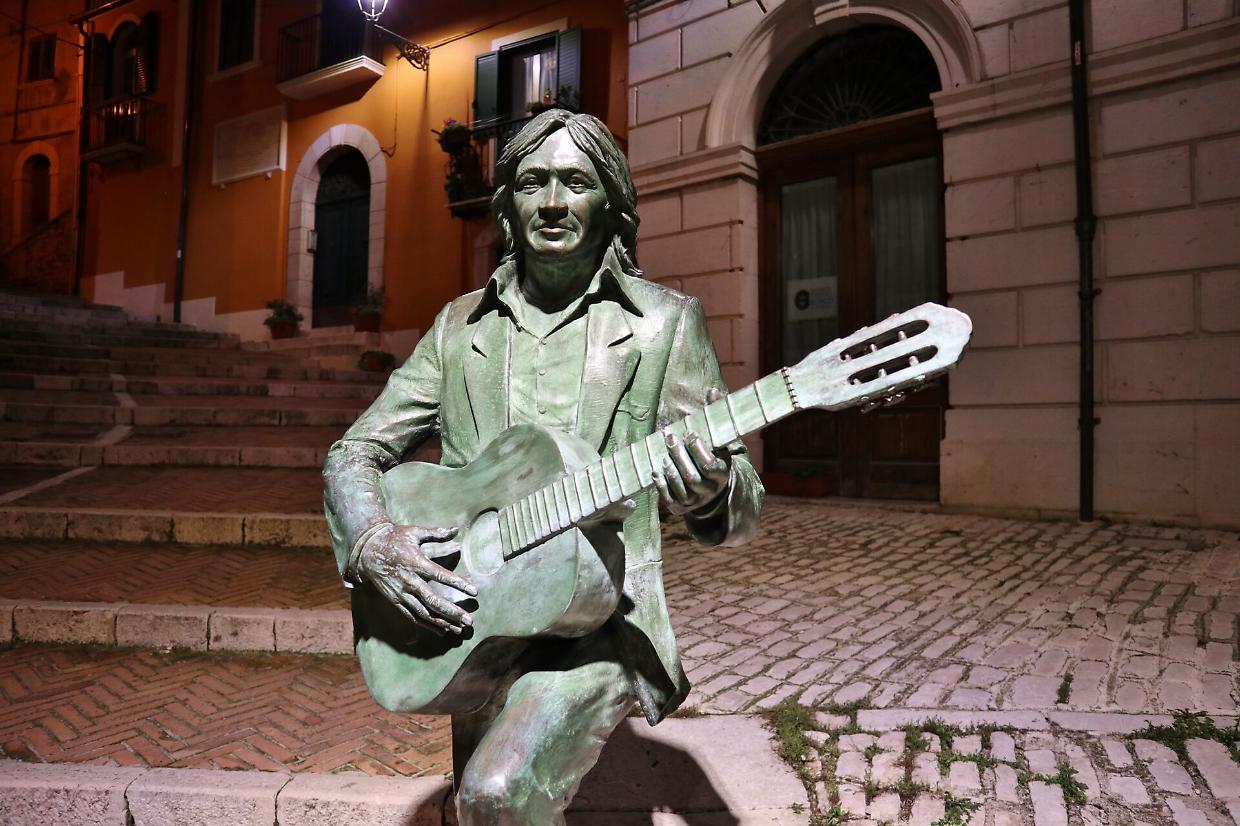 Campobasso - Monumento a Fred Bongusto sulla scalinata di Via Chiarizia