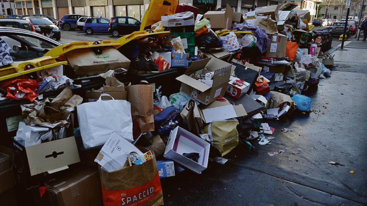 Moncalieri sommersa dai rifiuti: i cittadini si fanno sentire