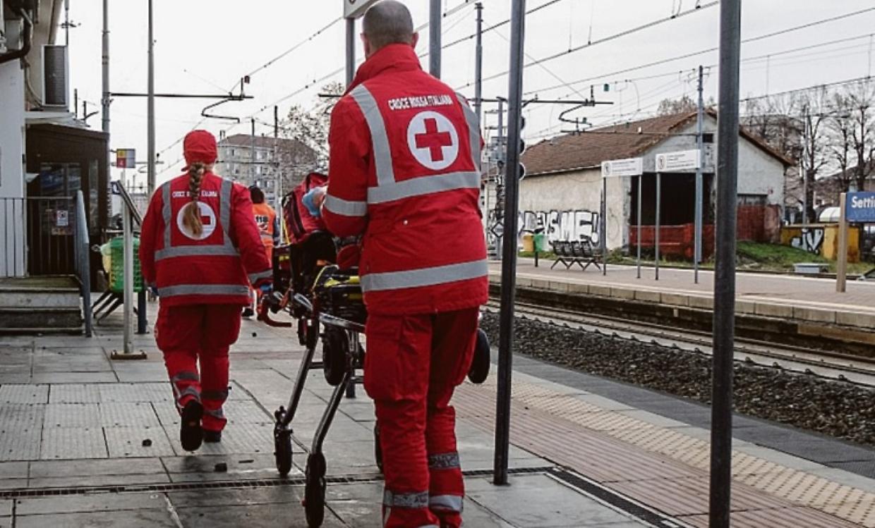 Donna travolta dal treno in stazione, circolazione in tilt sulla linea Torino-Milano