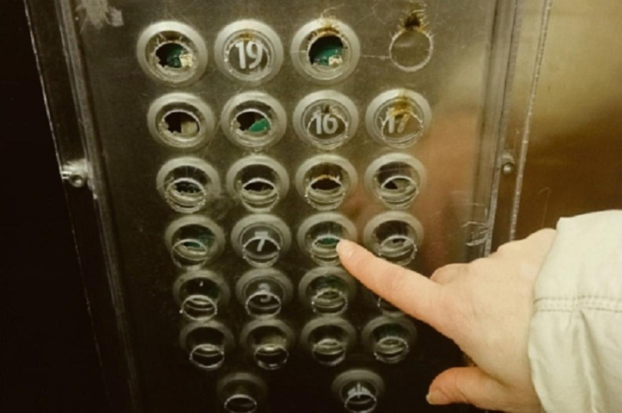 Porte mancanti e ascensori ko: condominio in balia dei vandali