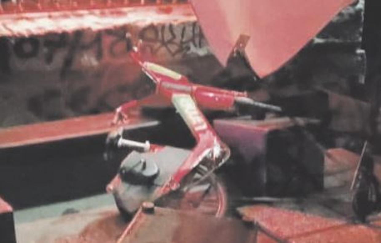 Un’altra bicicletta lanciata ai Murazzi: sfondato il dehors, sfiorata la strage