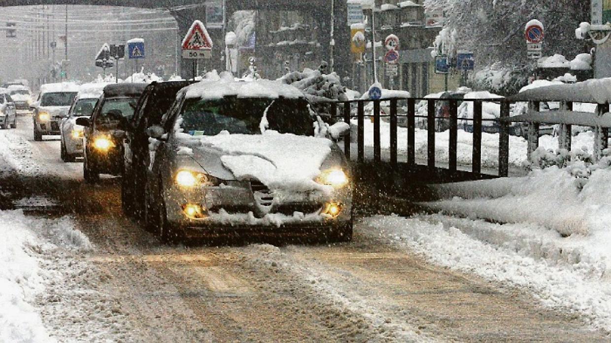MILANO - NEVICATA IN CITTA - DISAGI A CAUSA DELLA NEVE