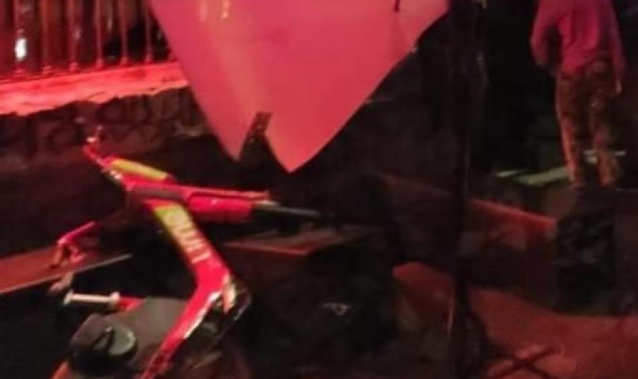 Un'altra bici lanciata ai Murazzi: danneggiato gazebo di un locale