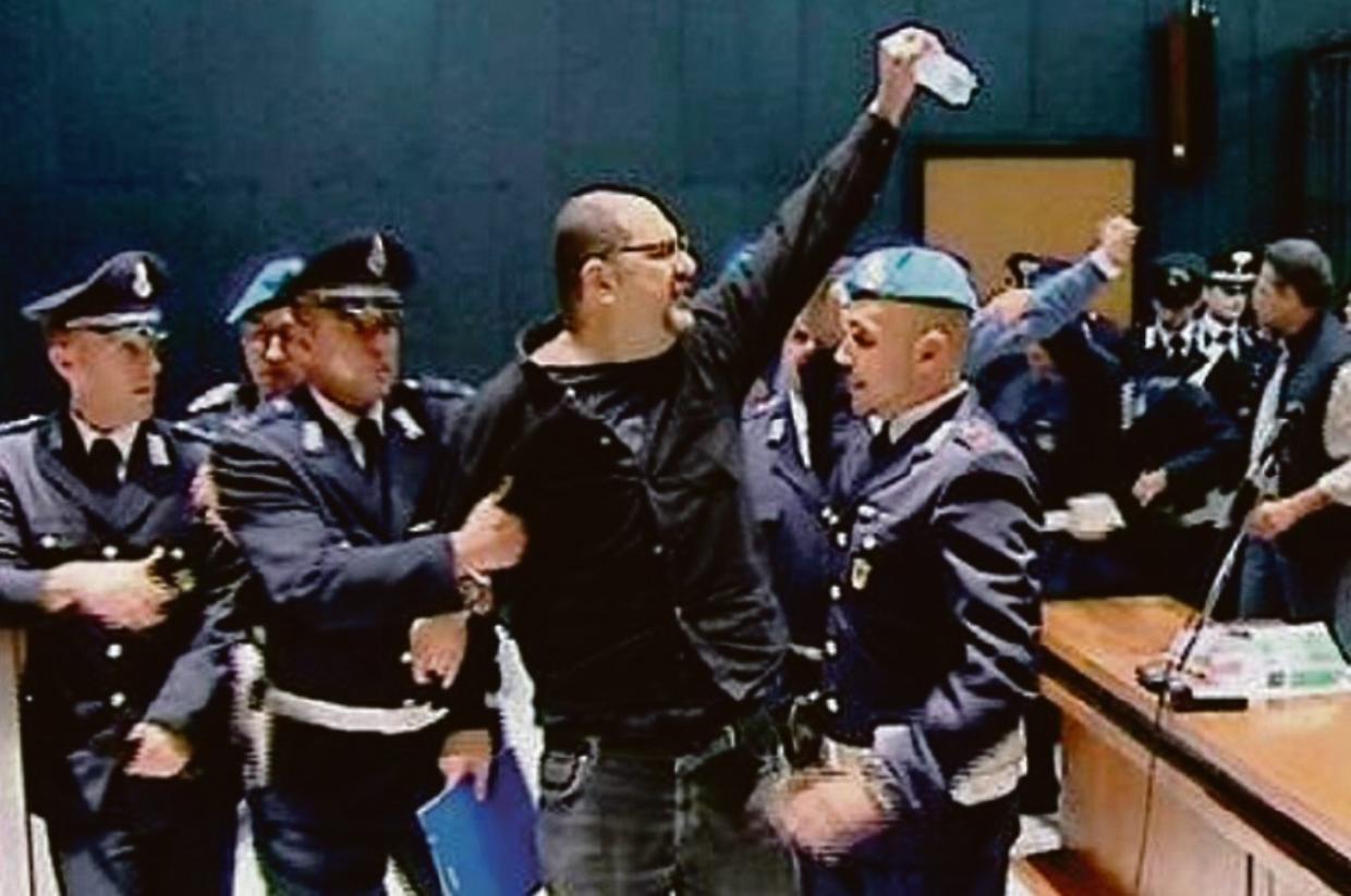 Cospito resta al carcere duro, gli anarchici: «La pagherete»