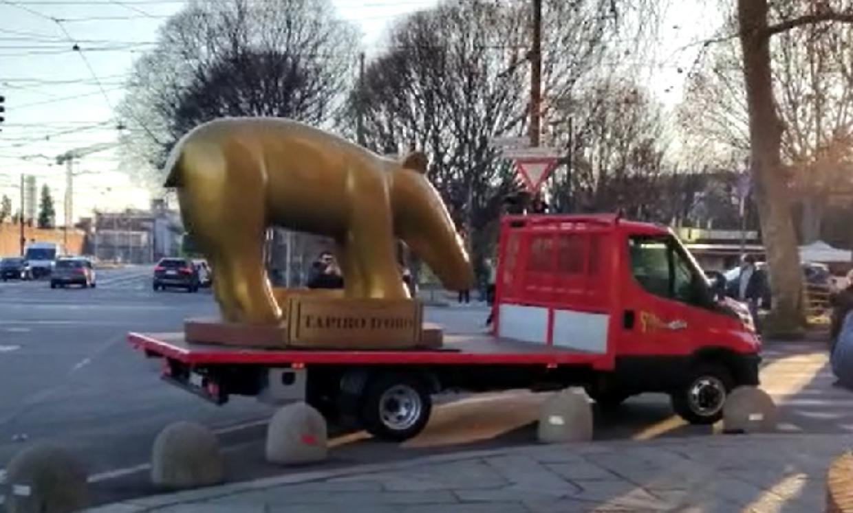 'Striscia la Notizia' al Tribunale di Torino, Tapiro d'Oro gigante al pm Santoriello [VIDEO]