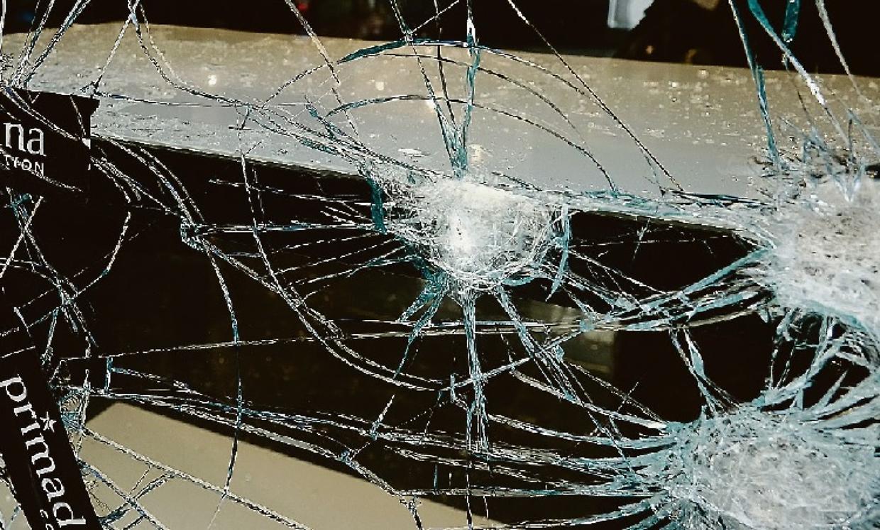 danni negozi anarchici