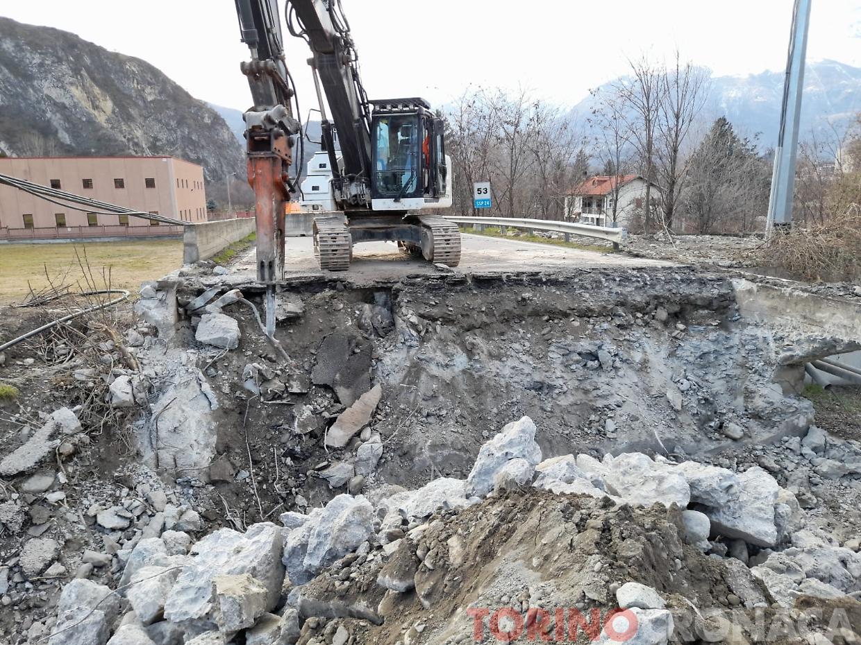 Demolito il ponte sul rio Scaglione