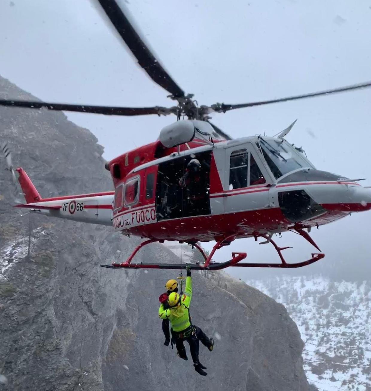 Escursionisti e cane salvati in montagna: l'intervento provvidenziale dei vigili del fuoco