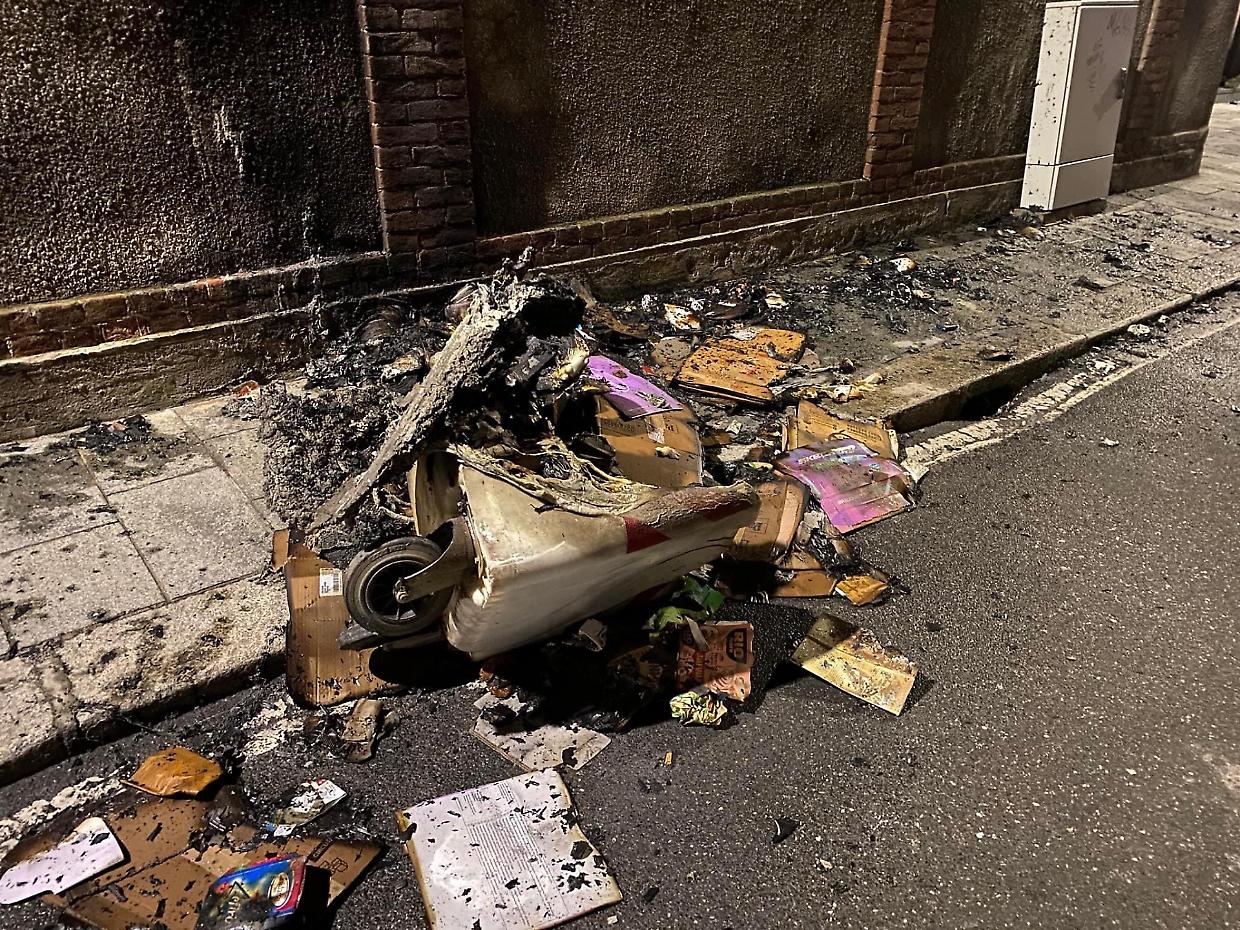 Bombe carta nei cassonetti, una notte di fuoco in centro 