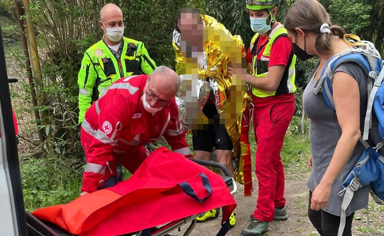 Soccorso alpino ciclista ferito collina