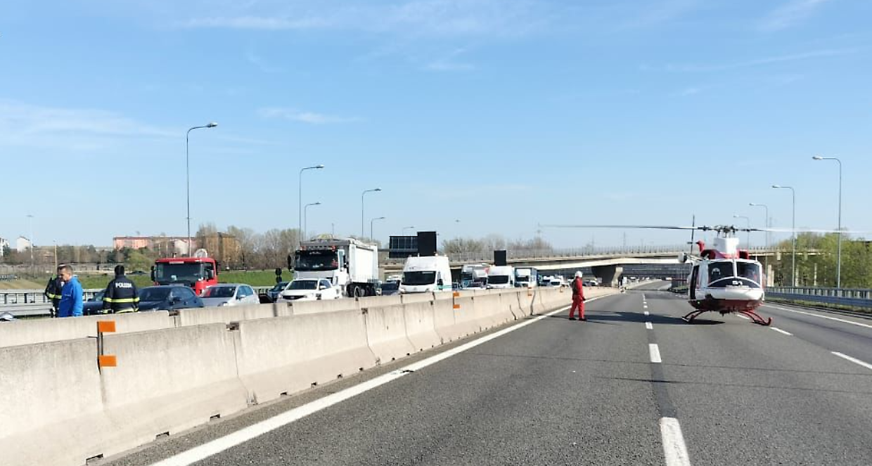 Venaria Reale, nuovo incidente allo svincolo: auto ribaltata, traffico bloccato