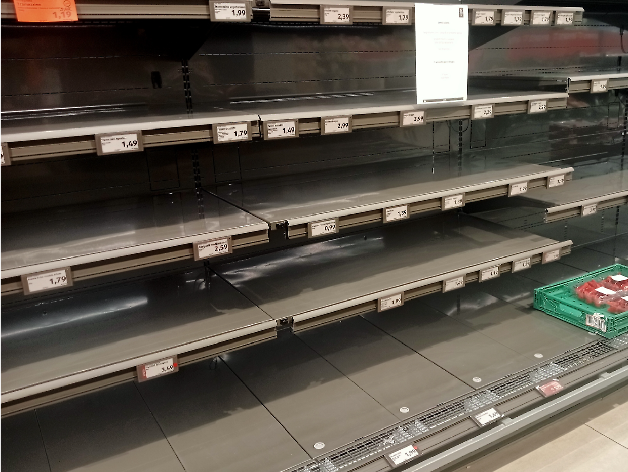 Scaffali vuoti all'Aldi di via Onorato Vigliani