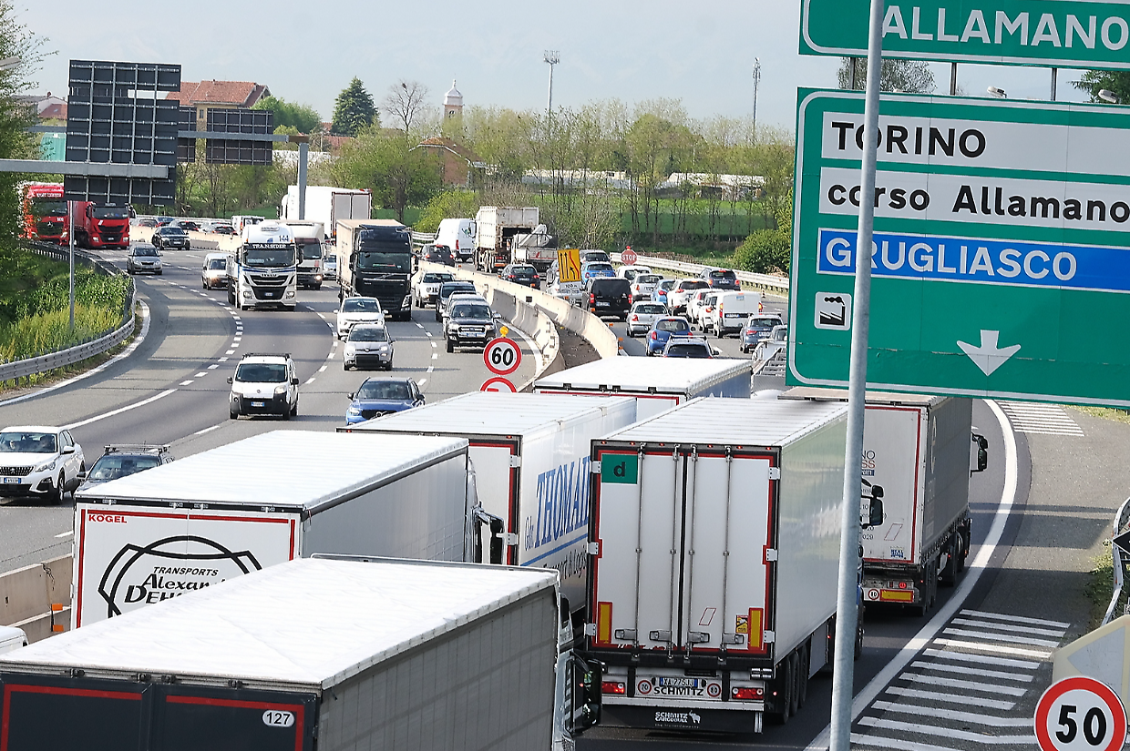 Le code sulla Tangenziale sud di Torino questa mattina  (foto Tonino Di Marco)