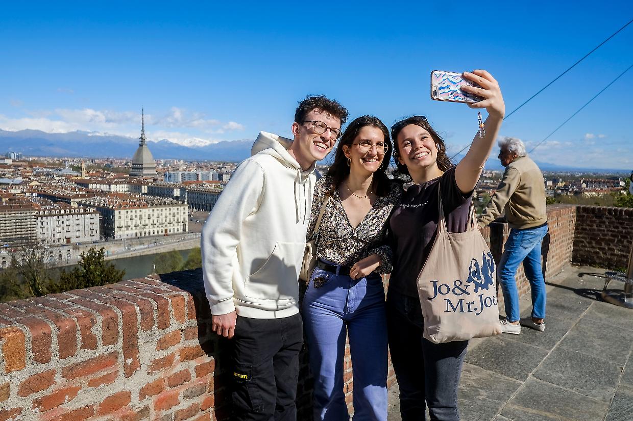 Ponti da tutto esaurito, boom di turisti e lunedì torna il sole