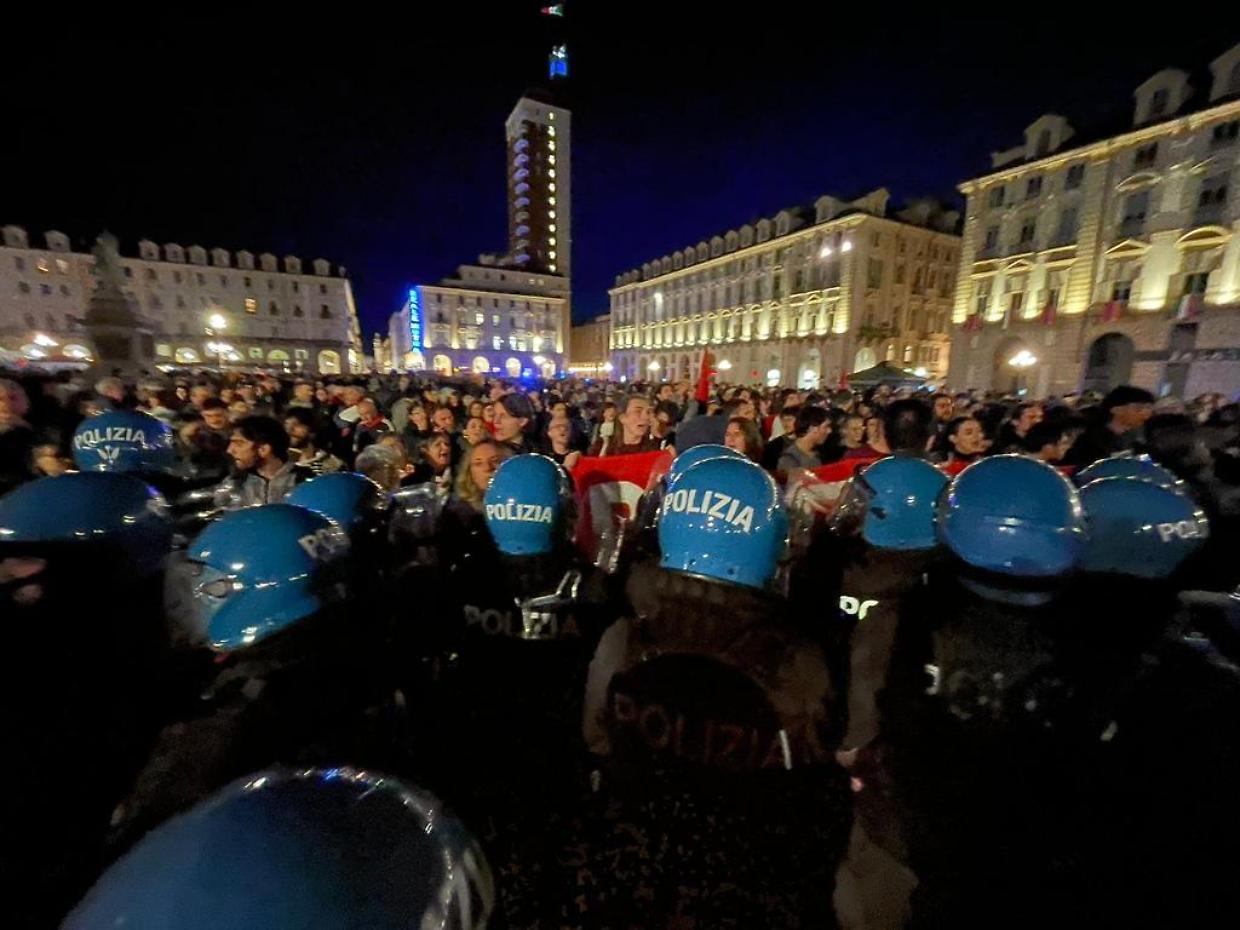 25 aprile: le cariche in piazza Castello a Torino (il video)