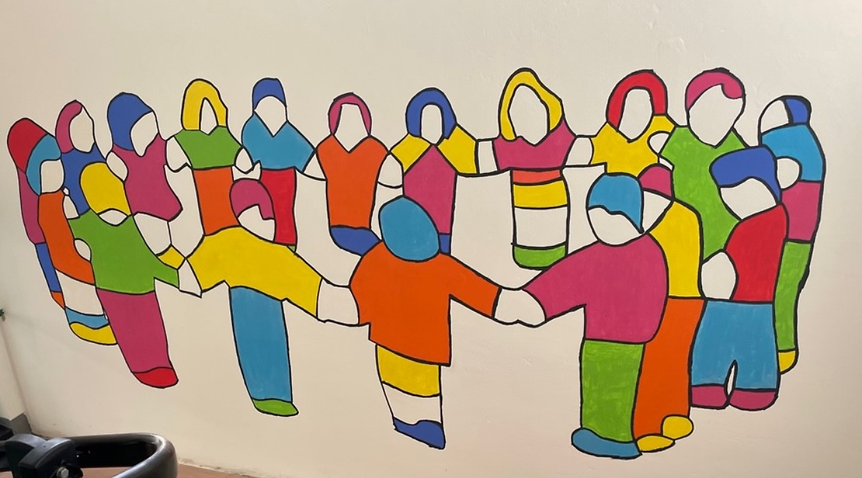 I bimbi dipingono l’opera donata dall'artista alla scuola d'infanzia