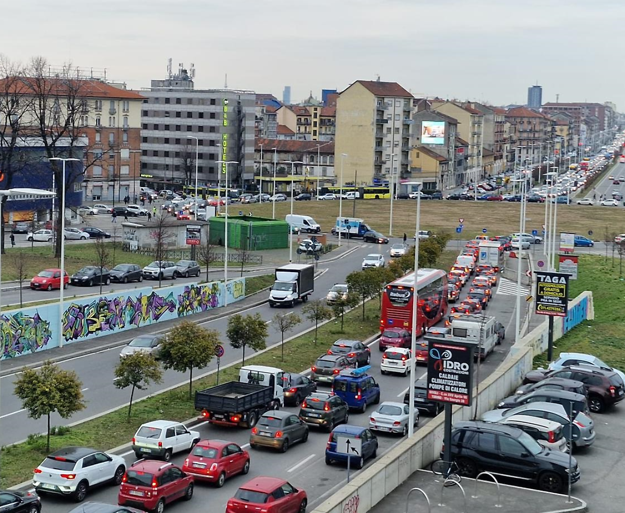 Un incidente blocca il traffico in Piazza Baldissera, uno dei punti nevralgici della città