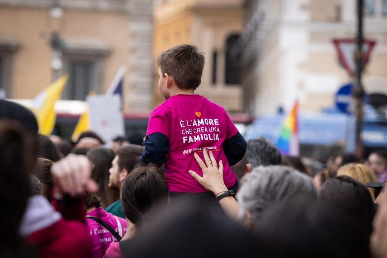 Le famiglie arcobaleno in piazza: «Giù le mani dai nostri figli e dalle nostre figlie»