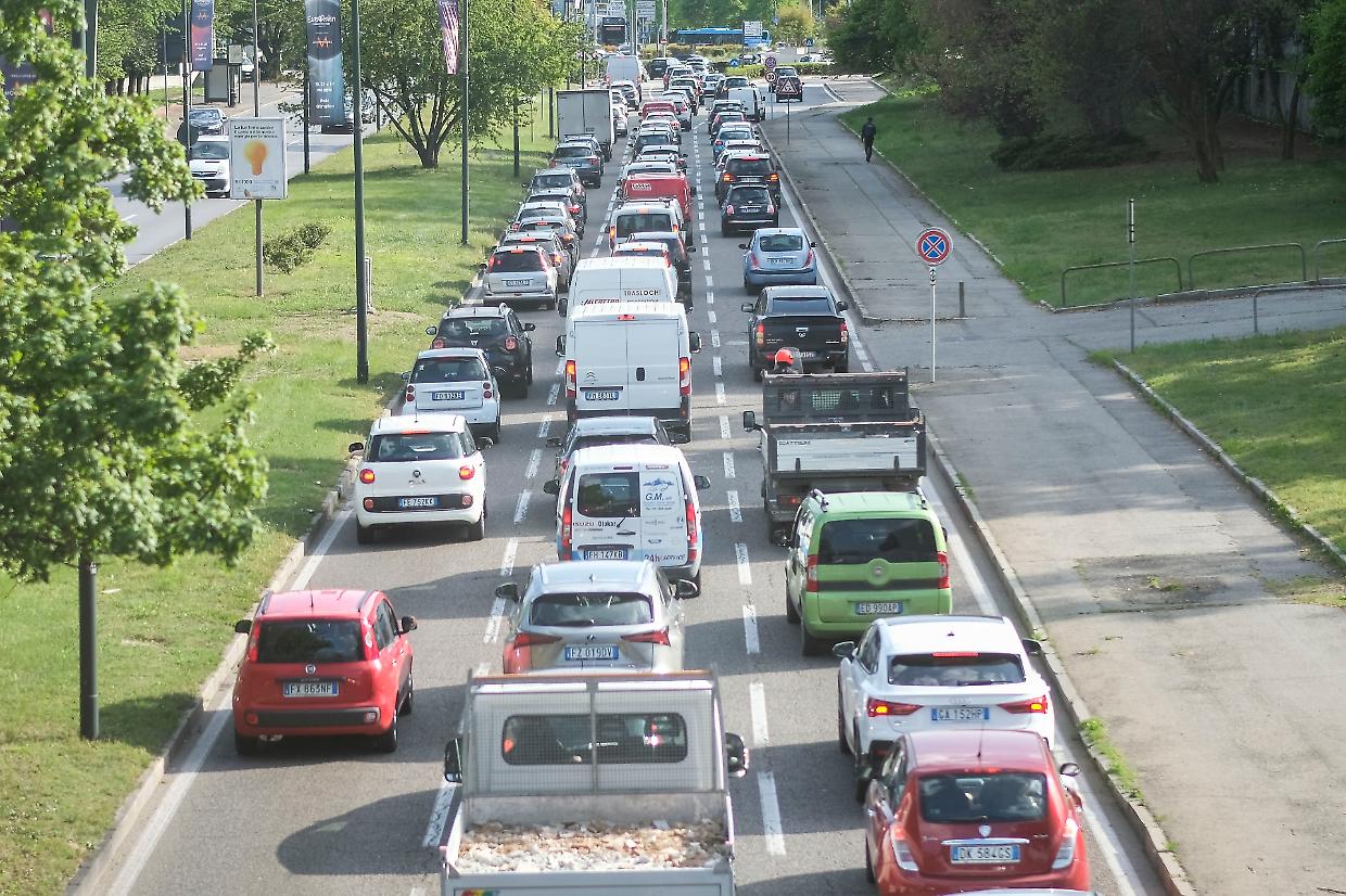 Torino, nuova vita per la rotonda Maroncelli: tornano le bandiere e arriva quella della città