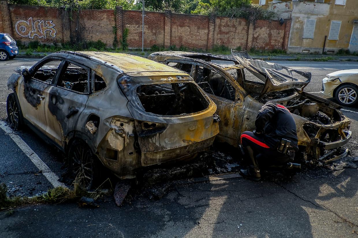 Le due auto bruciate in via Cimarosa