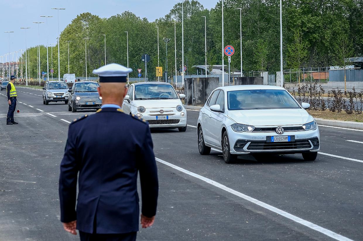 Le prime auto in arrivo dal raccordo in corso Venezia (foto Giulio Lapone)