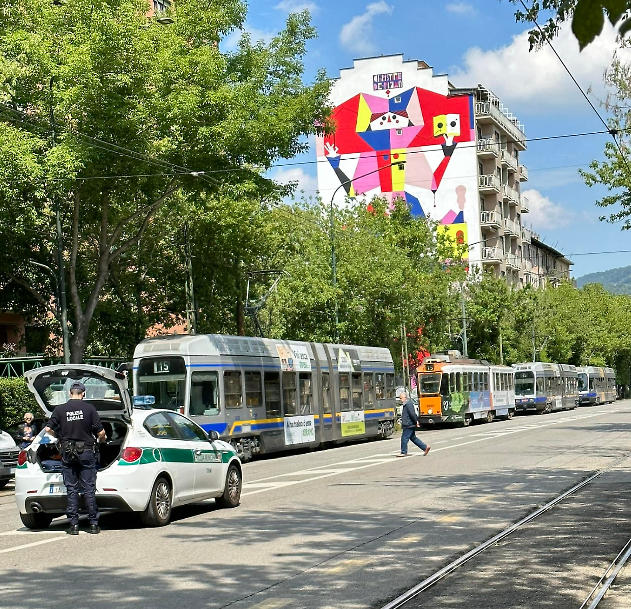 Auto parcheggiata male, colonna di tram bloccati in corso Belgio