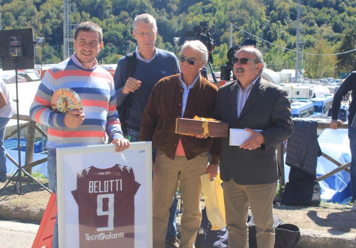 Beppe Fossati consegna gli aiuti ad Amatrice