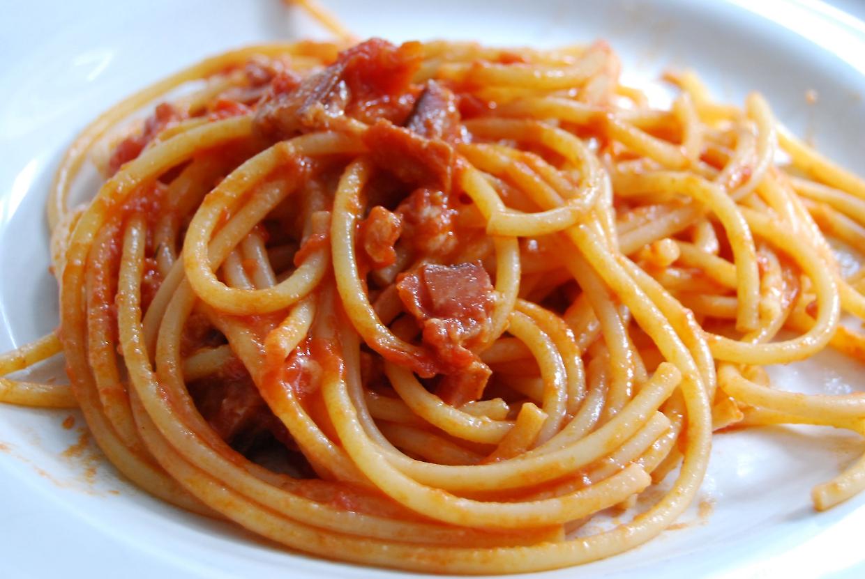 Guanciale, pecorino, pomodoro L’amatriciana è sempre di moda
