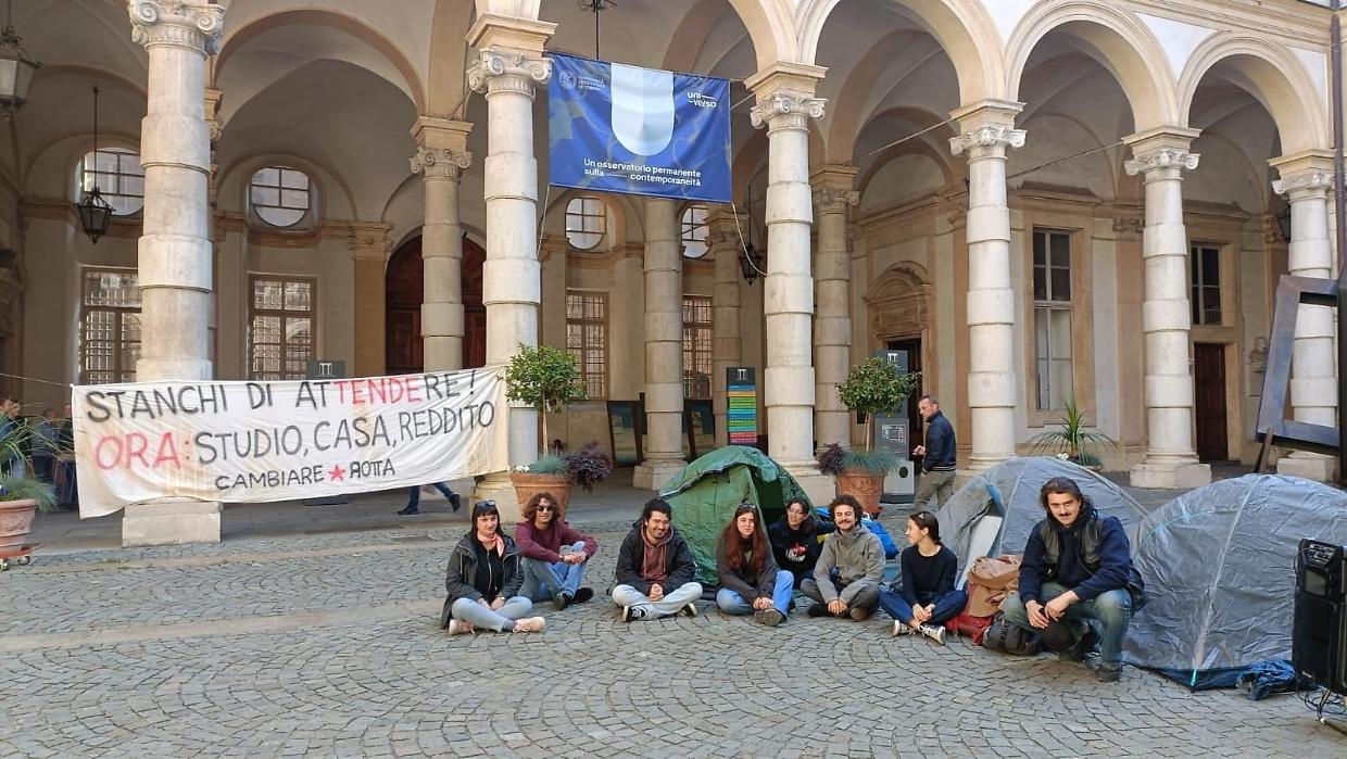 «Noi, truffati e costretti a dormire per terra». Gli studenti in tenda contro il caro affitti