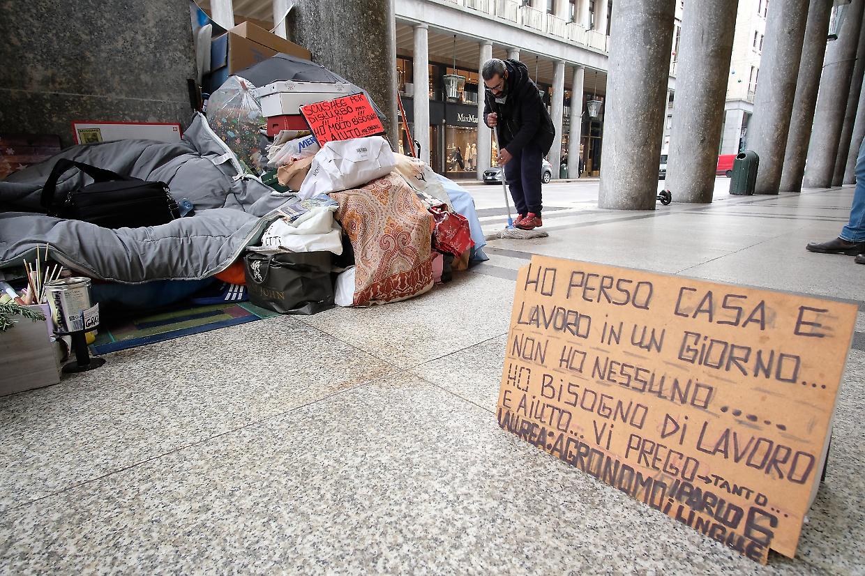 E' sempre emergenza clochard sotto i portici del centro
