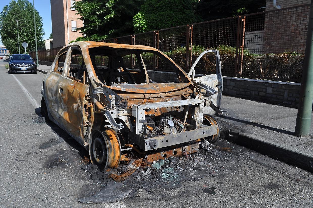 L'auto in fiamme in via Pisacane, a Mirafiori Sud
