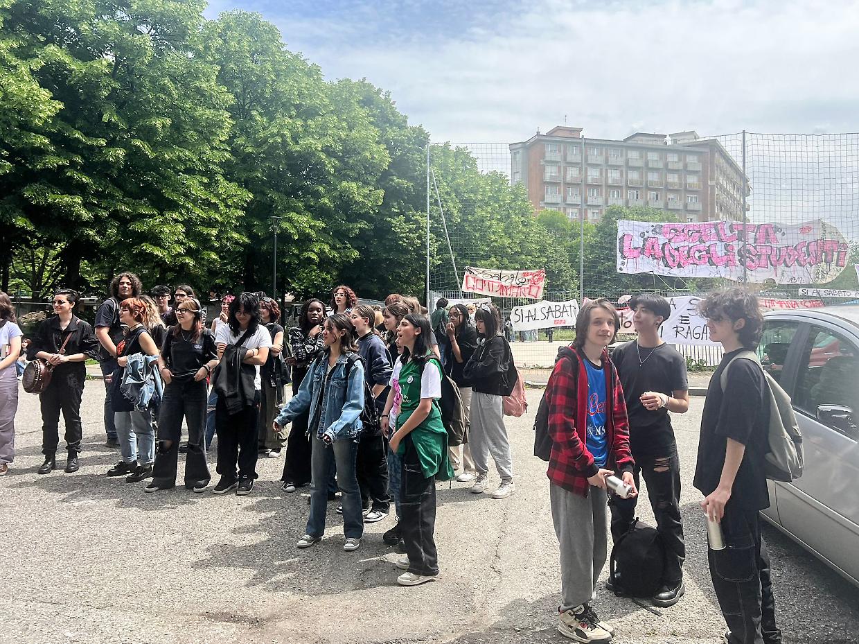 studenti manifestanti fuori da scuola