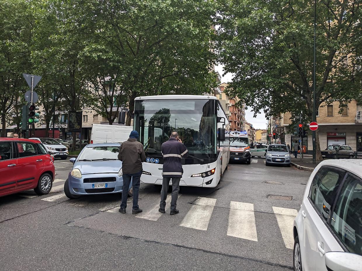 Incidente auto bus corso Montegrappa
