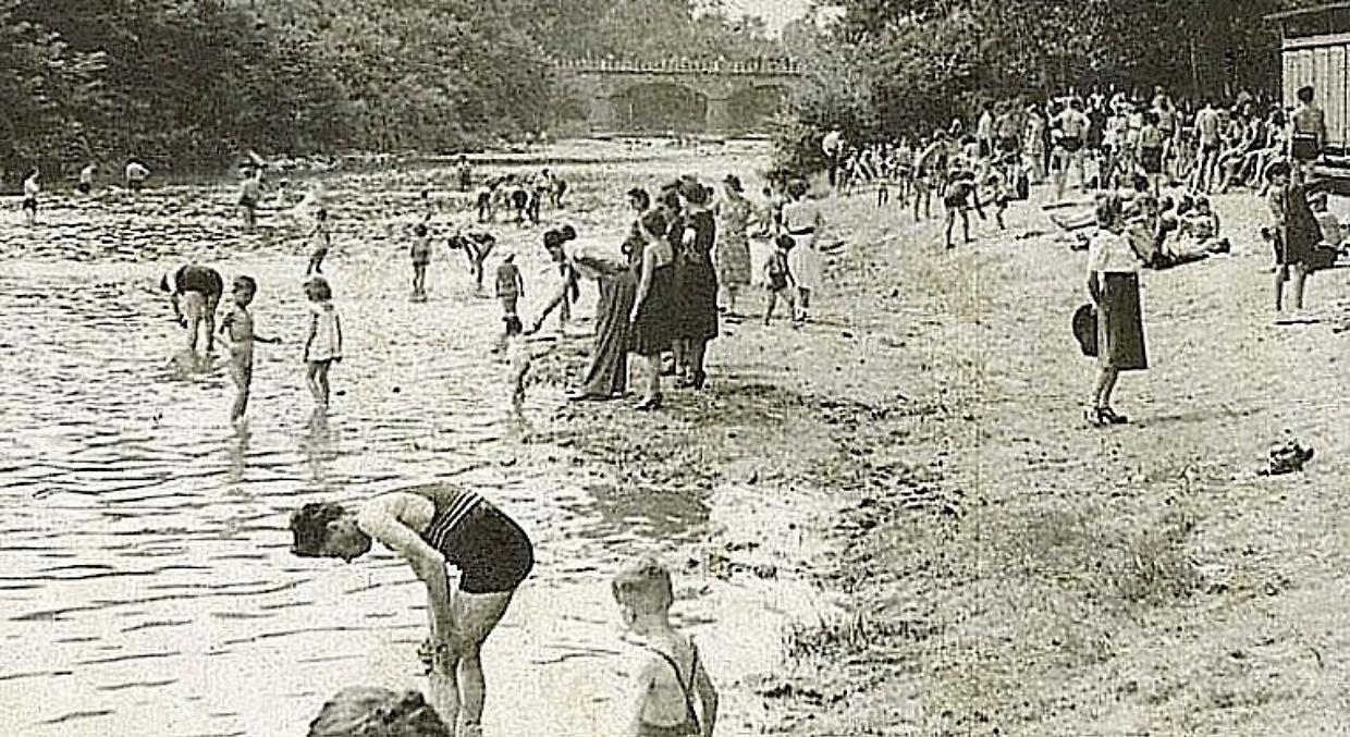 Una foto d'epoca della spiaggia del Sangone