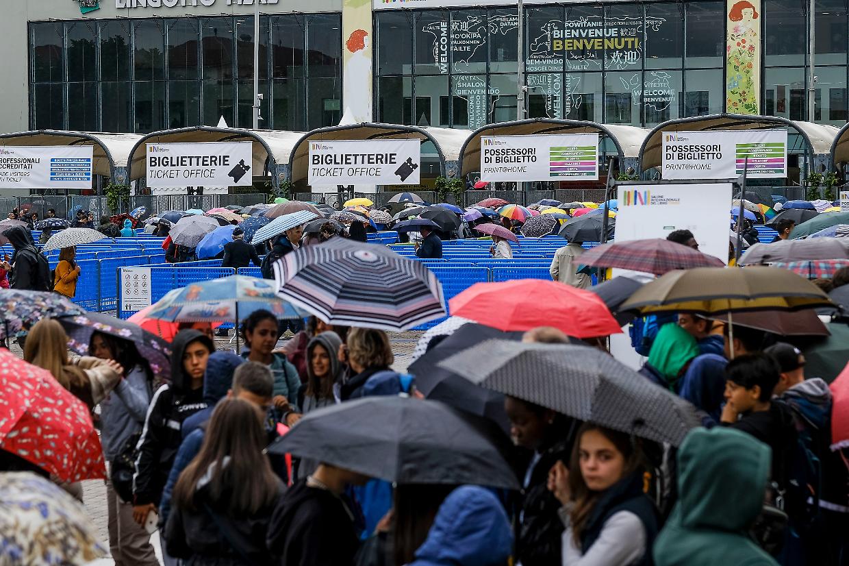 La pioggia "rinchiude" il Salone, ma non ferma il pubblico