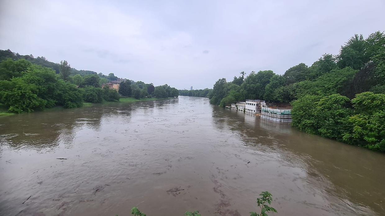 Moncalieri sotto la pioggia: il fiume Chisola cresce, chiuso il parco lungo Po Abellonio