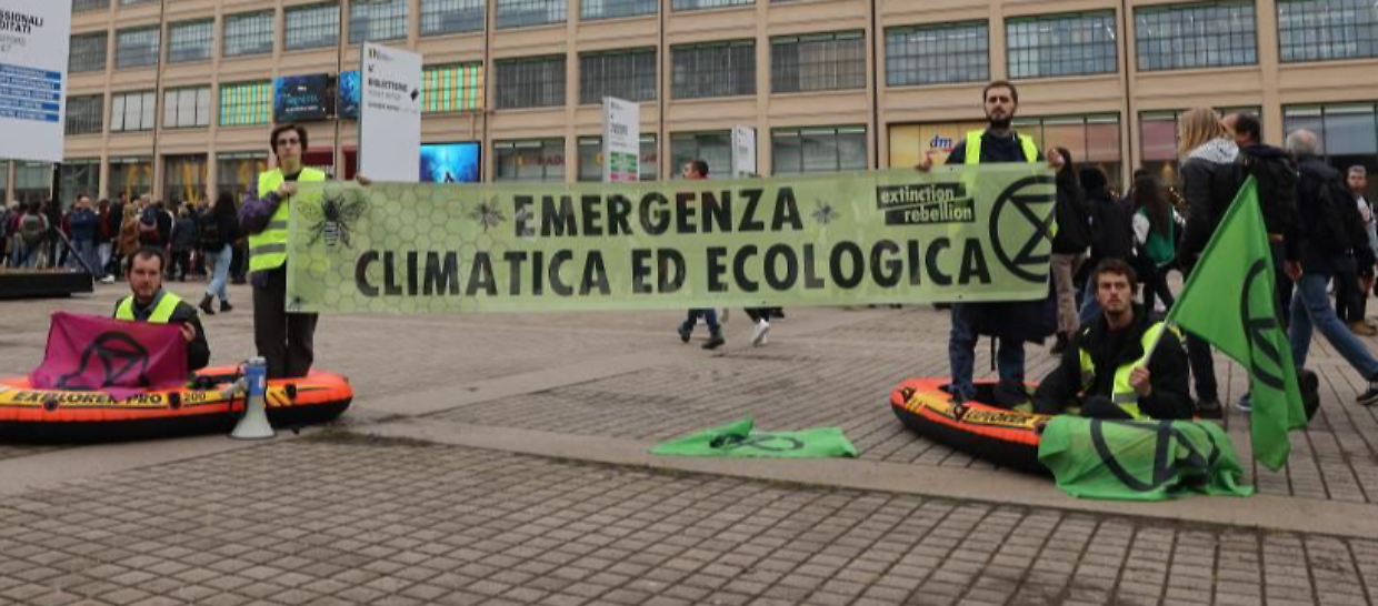 Dopo l'attacco alla ministra, gli attivisti del clima in gommone al Salone