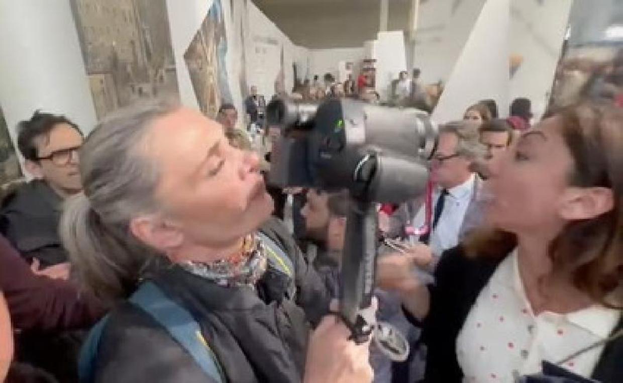 Salone del libro, ormai è rissa: «Brutto una pregiudicata sul palco con la ministra» Roccella: «Lagioia doveva farmi parlare»