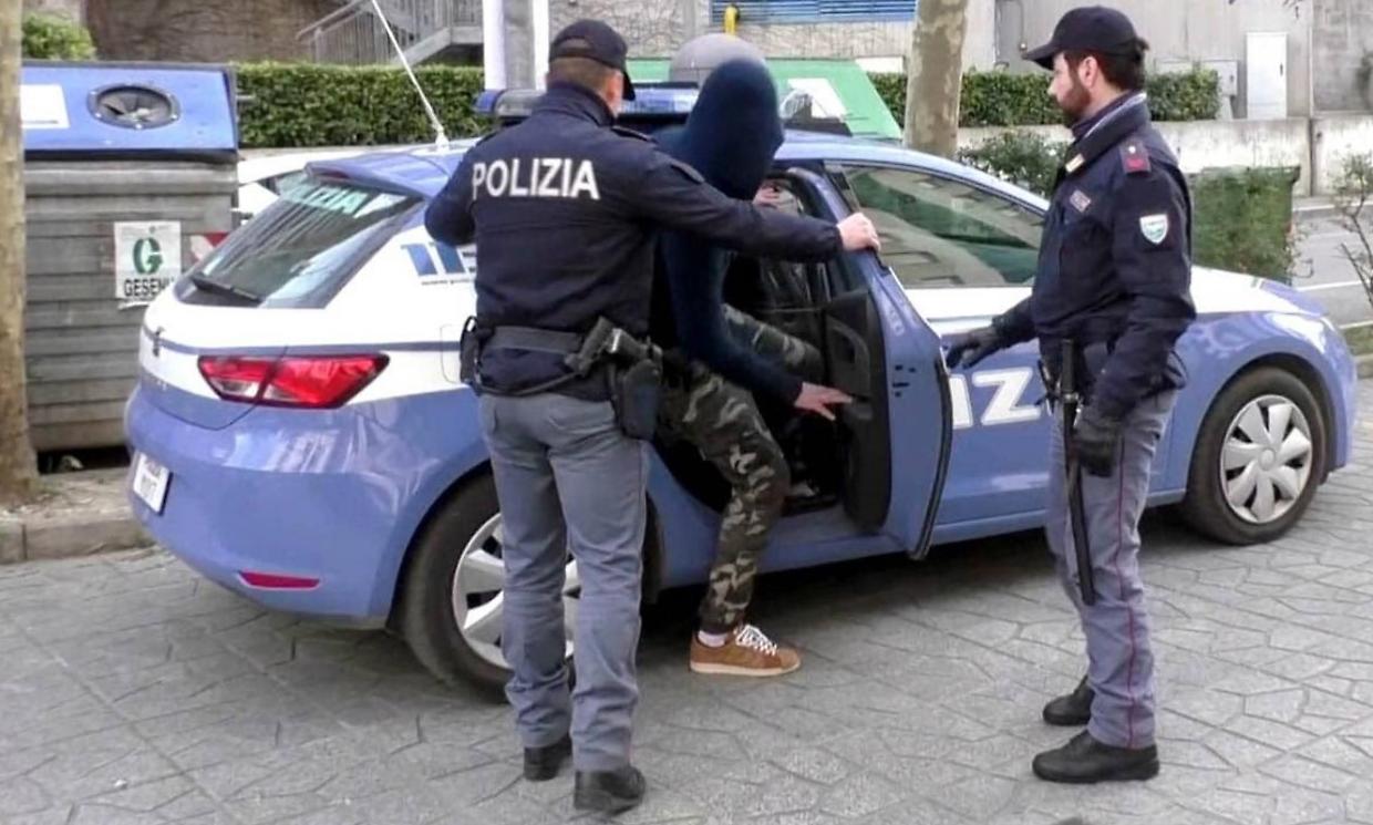 Controlli della polizia a Porta Palazzo