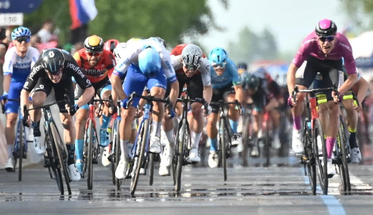 Il Giro d'Italia parla italiano: Dainese vince in volata