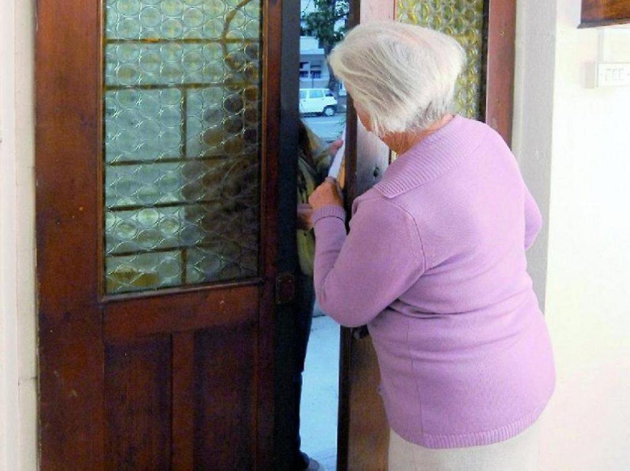 Truffe a domicilio a Trofarello: due falsi tecnici ingannano un anziano e gli portano via soldi e oggetti preziosi  (immagine di repertorio)