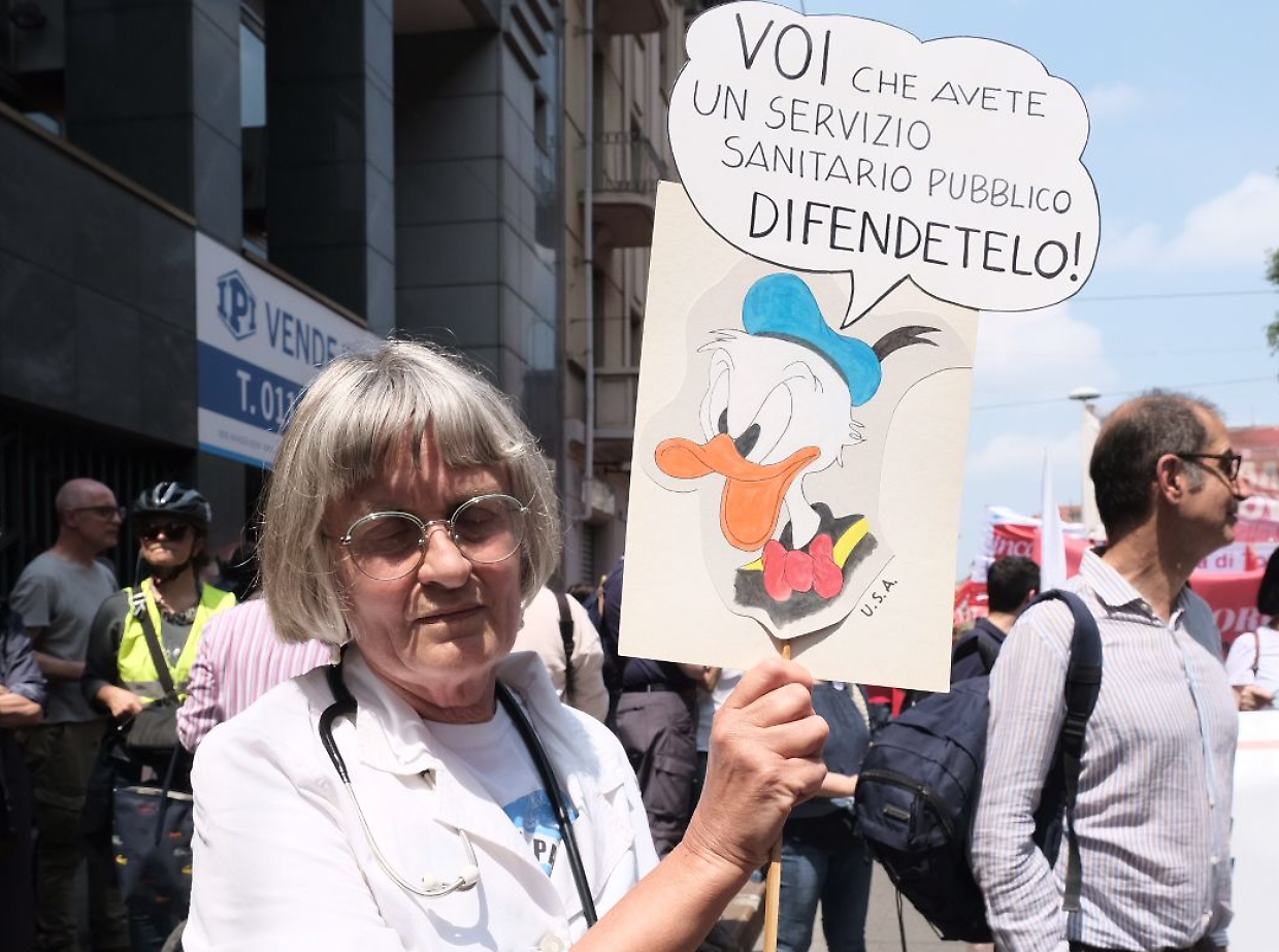 L'urlo della piazza in difesa della sanità pubblica: «Ora basta tagli»