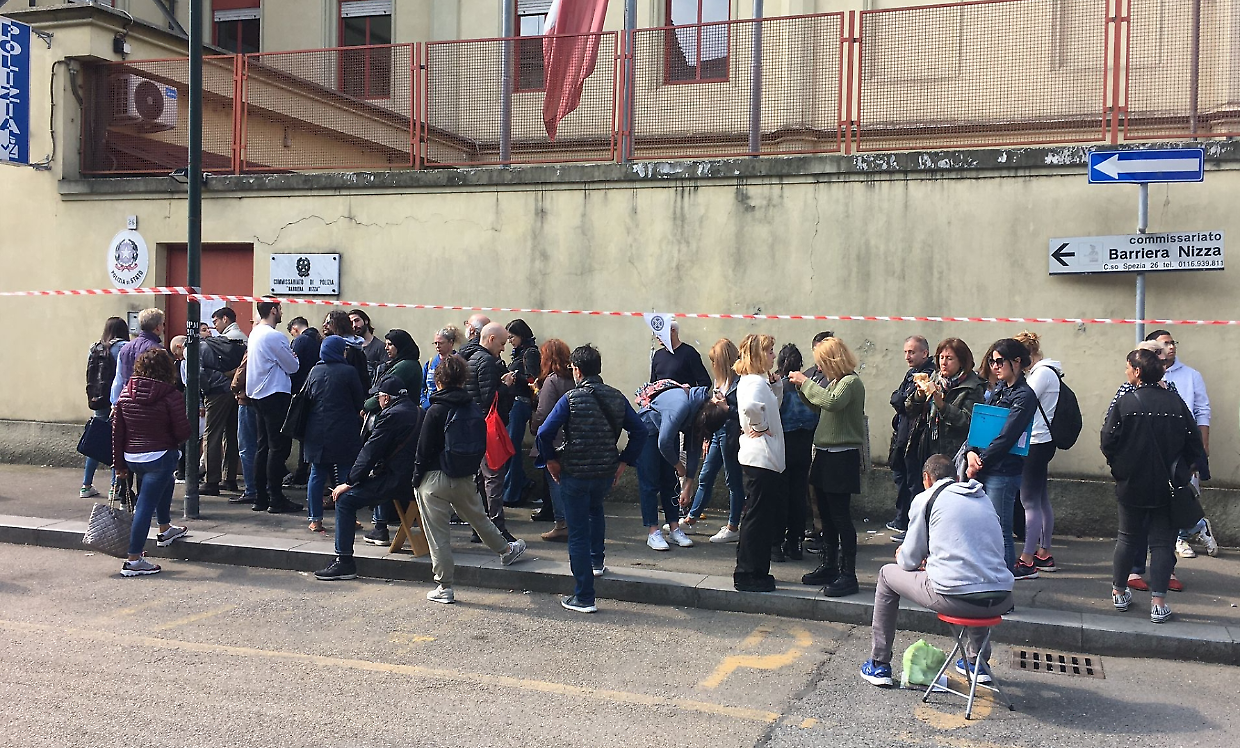 Caos passaporti code