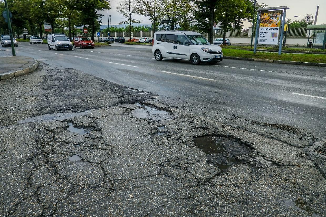 Buche stradali, incidenti e richieste di risarcimento raddoppiati in un anno