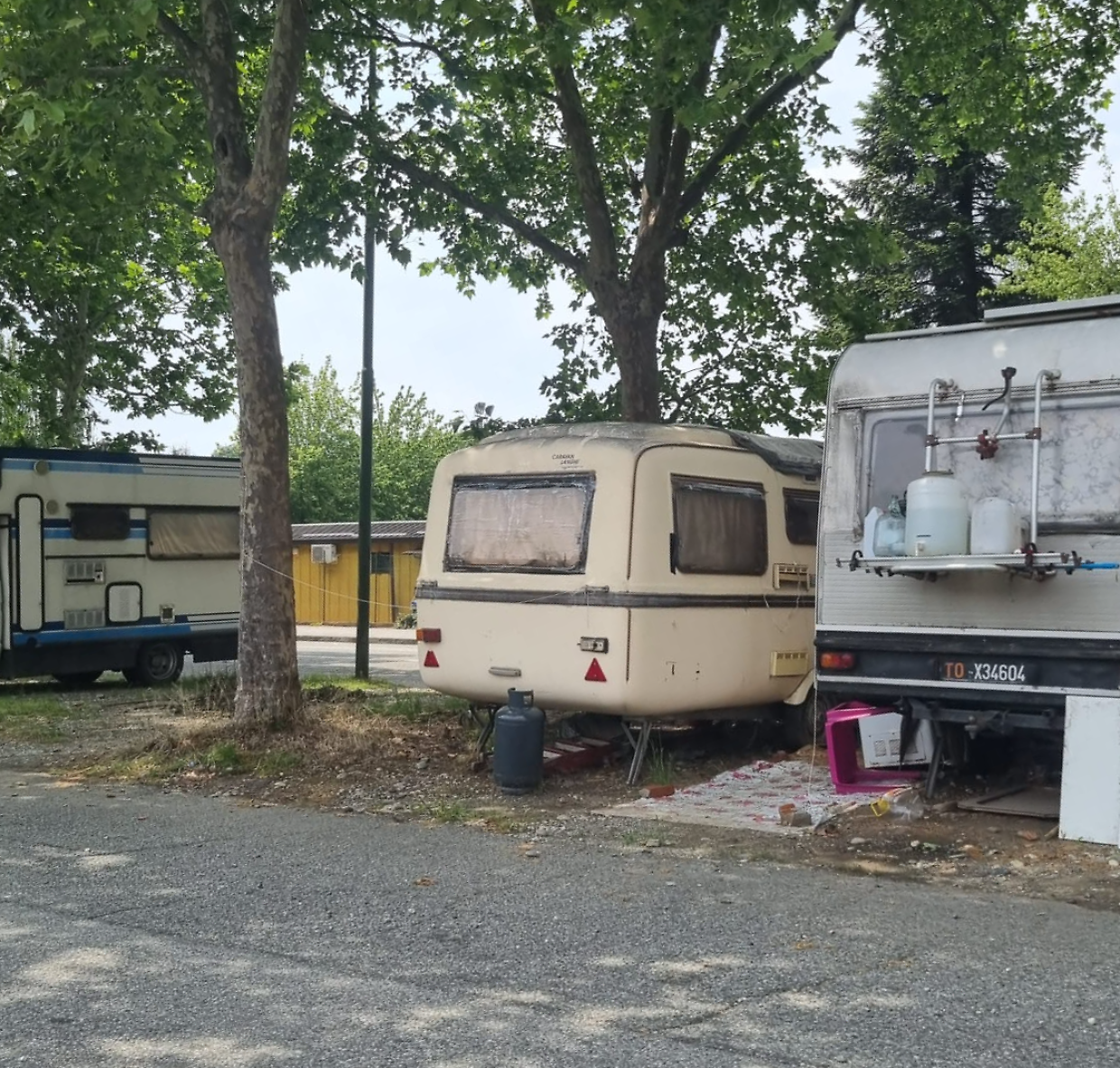 Uno dei tanti camper comparsi a Lucento